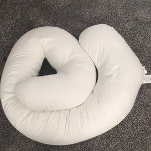 Leachco Snoogle Body Pillow with Creme Cover